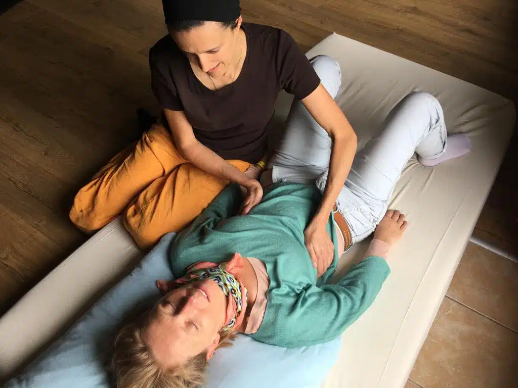 Valérie Melsion pratiquant la Respiration Transformatrice sur une patiente